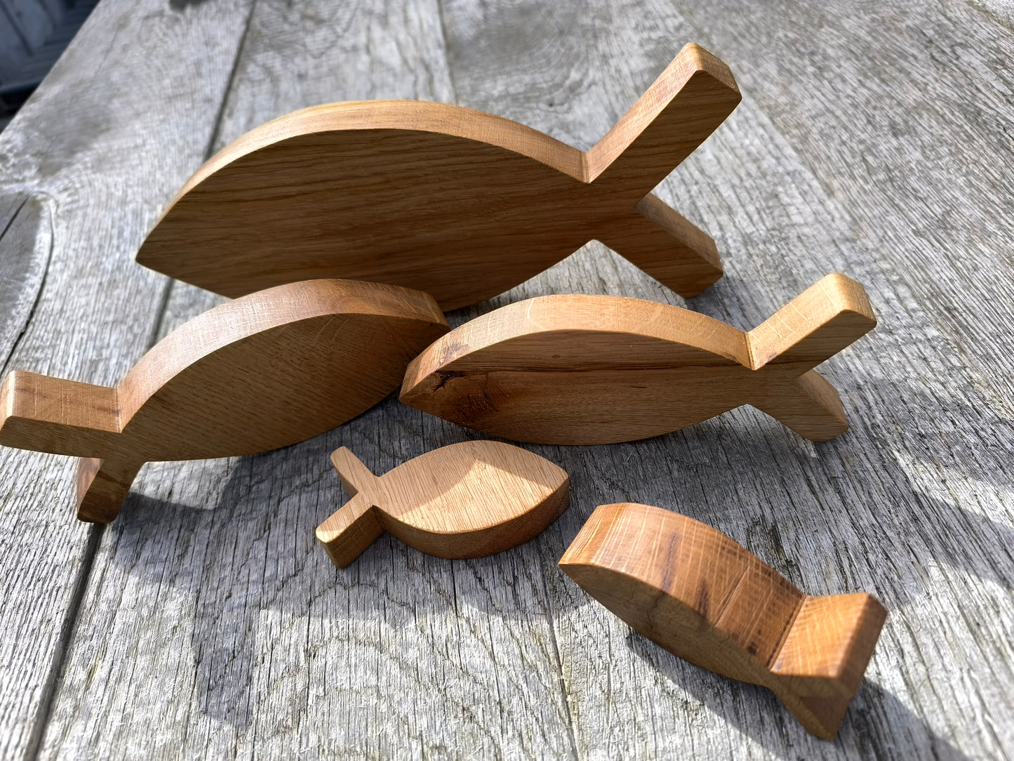 Holzfisch aus Eichenholz – Handgefertigt als Tischdeko & Geschenk zur Konfirmation, Kommunion & Taufe