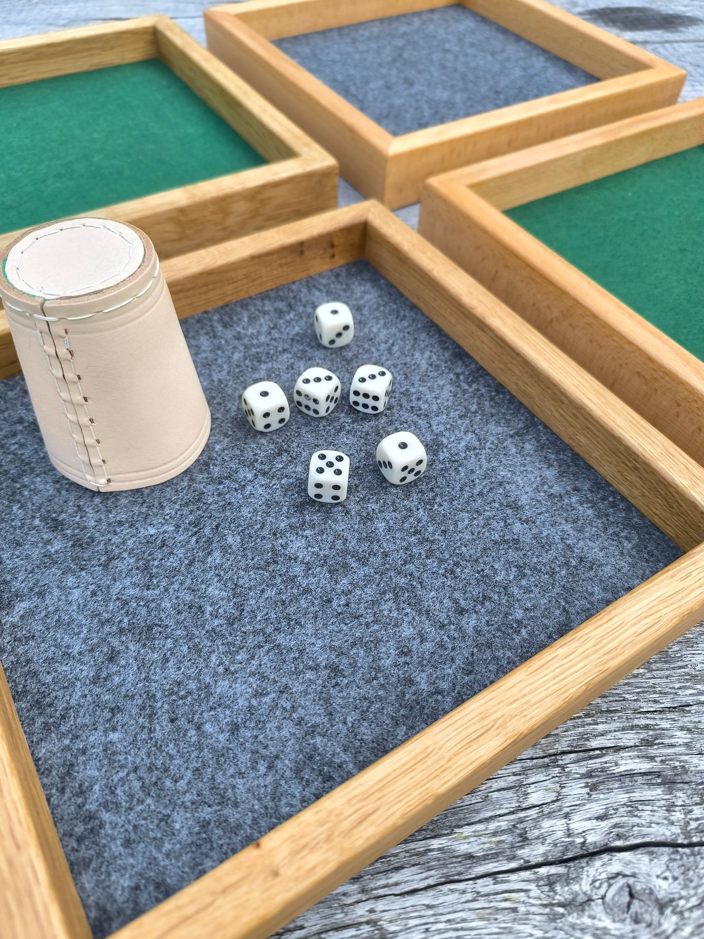 Würfelbrett aus Eichen- oder Buchenholz – Handgefertigtes Spielbrett mit Filzeinlage