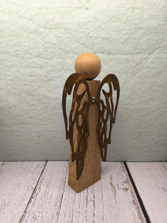 Engel aus Eichenholz mit Rost-Flügel – Handgefertigte Holzdeko als Winterdekoration