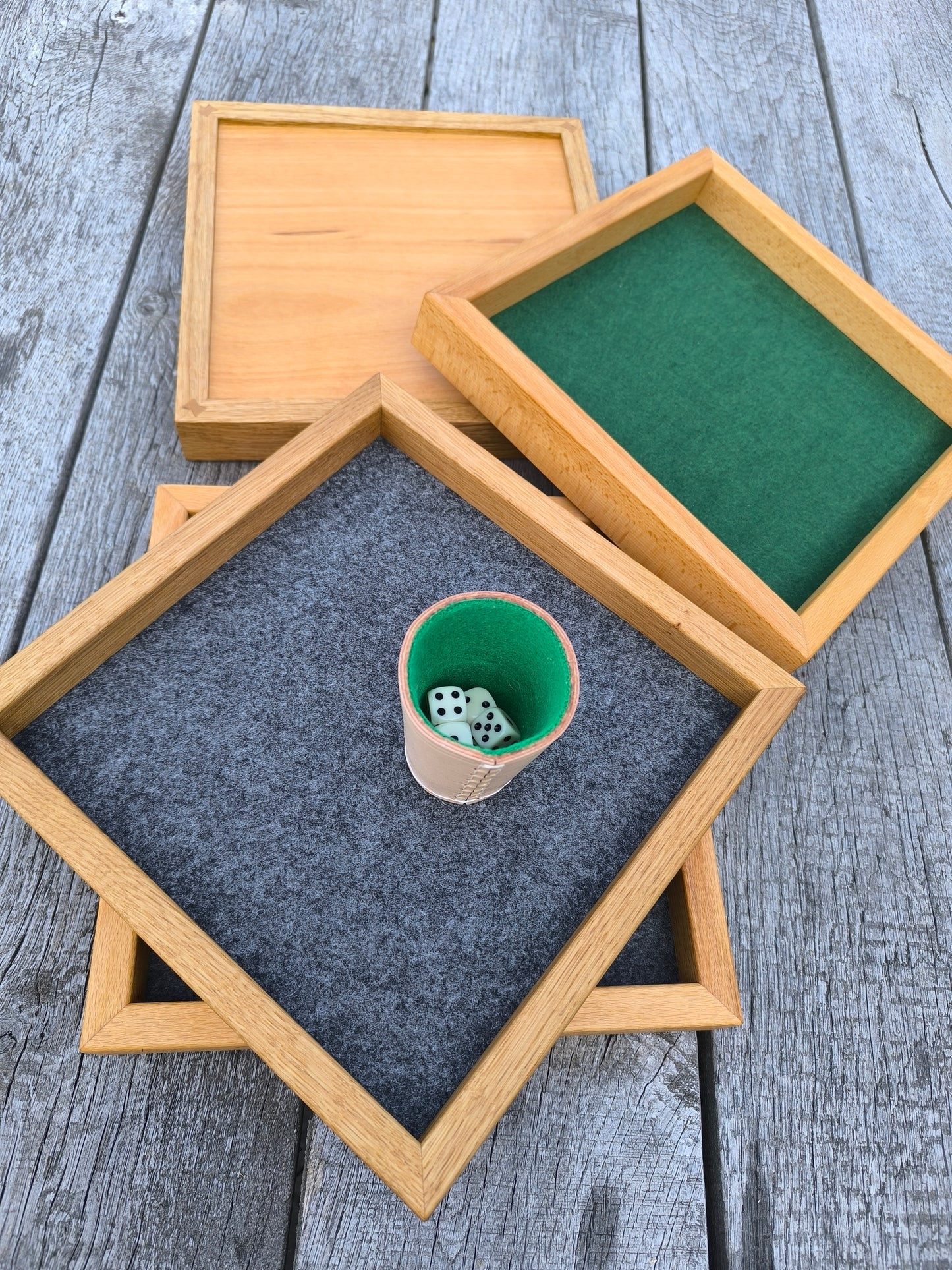 Würfelbrett aus Eichen- oder Buchenholz – Handgefertigtes Spielbrett mit Filzeinlage