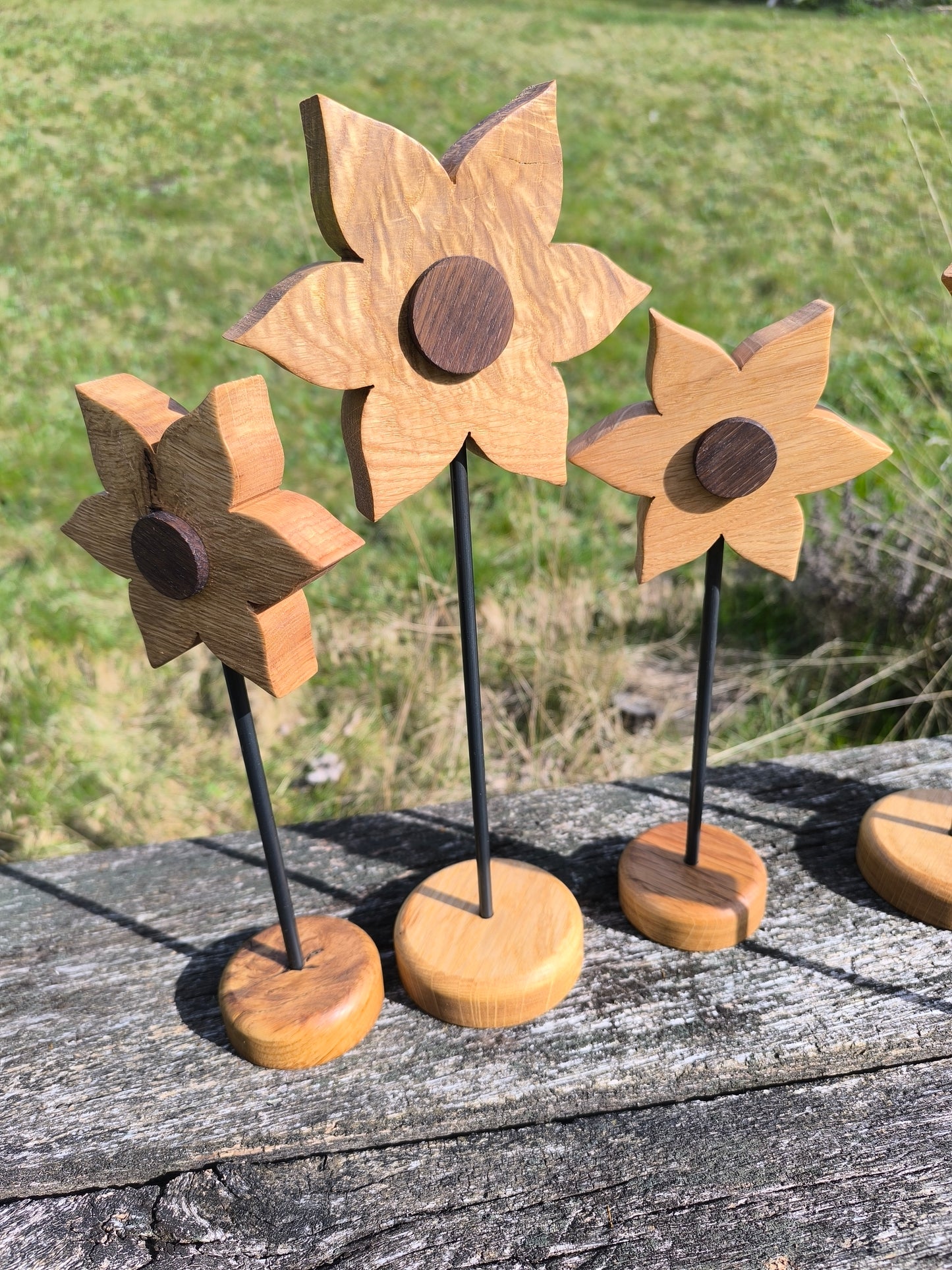 Holzblume aus Eichenholz – Handgefertigte Blume mit Stahlständer, Tischdeko Unikat