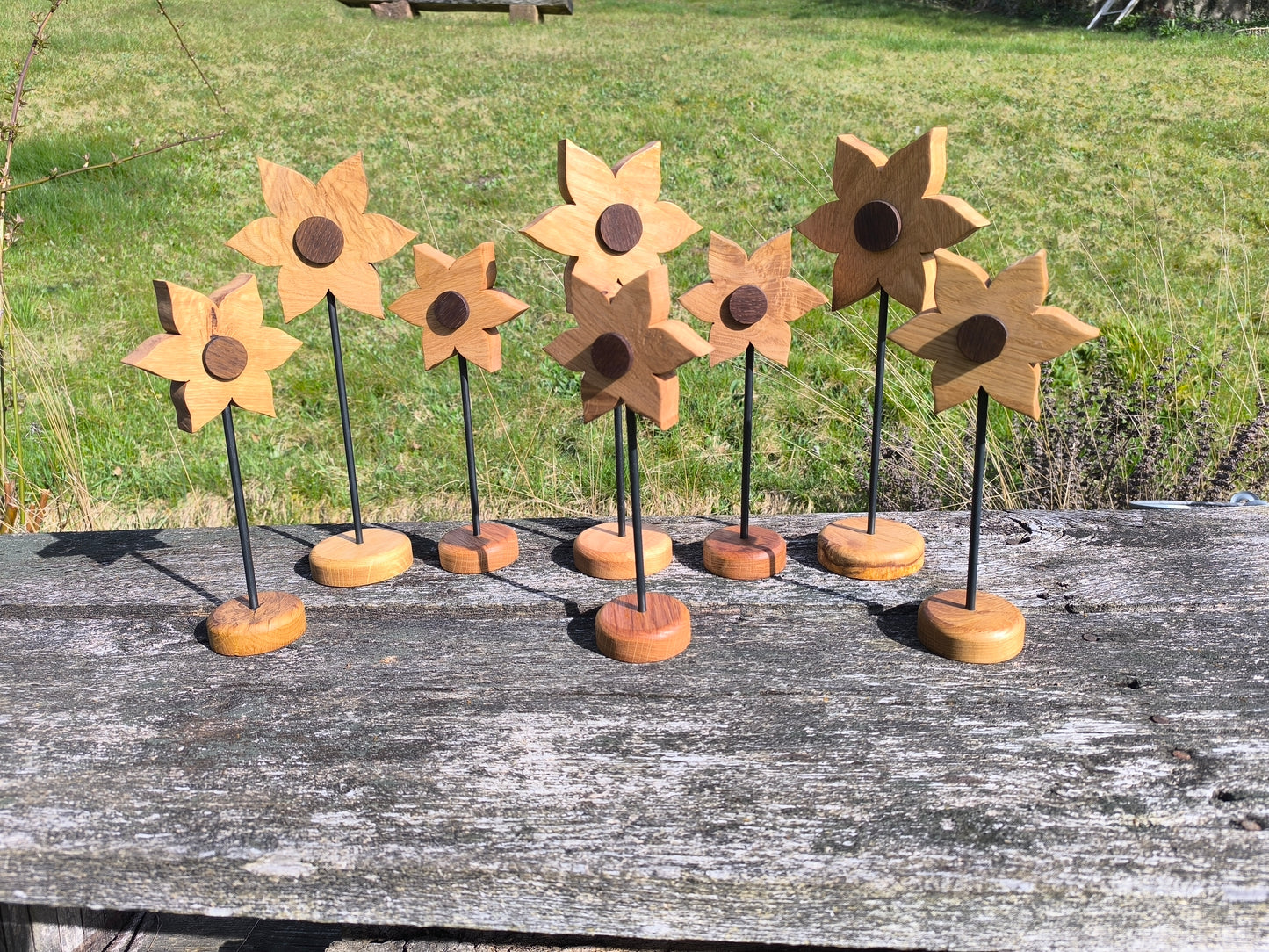 Holzblume aus Eichenholz – Handgefertigte Blume mit Stahlständer, Tischdeko Unikat
