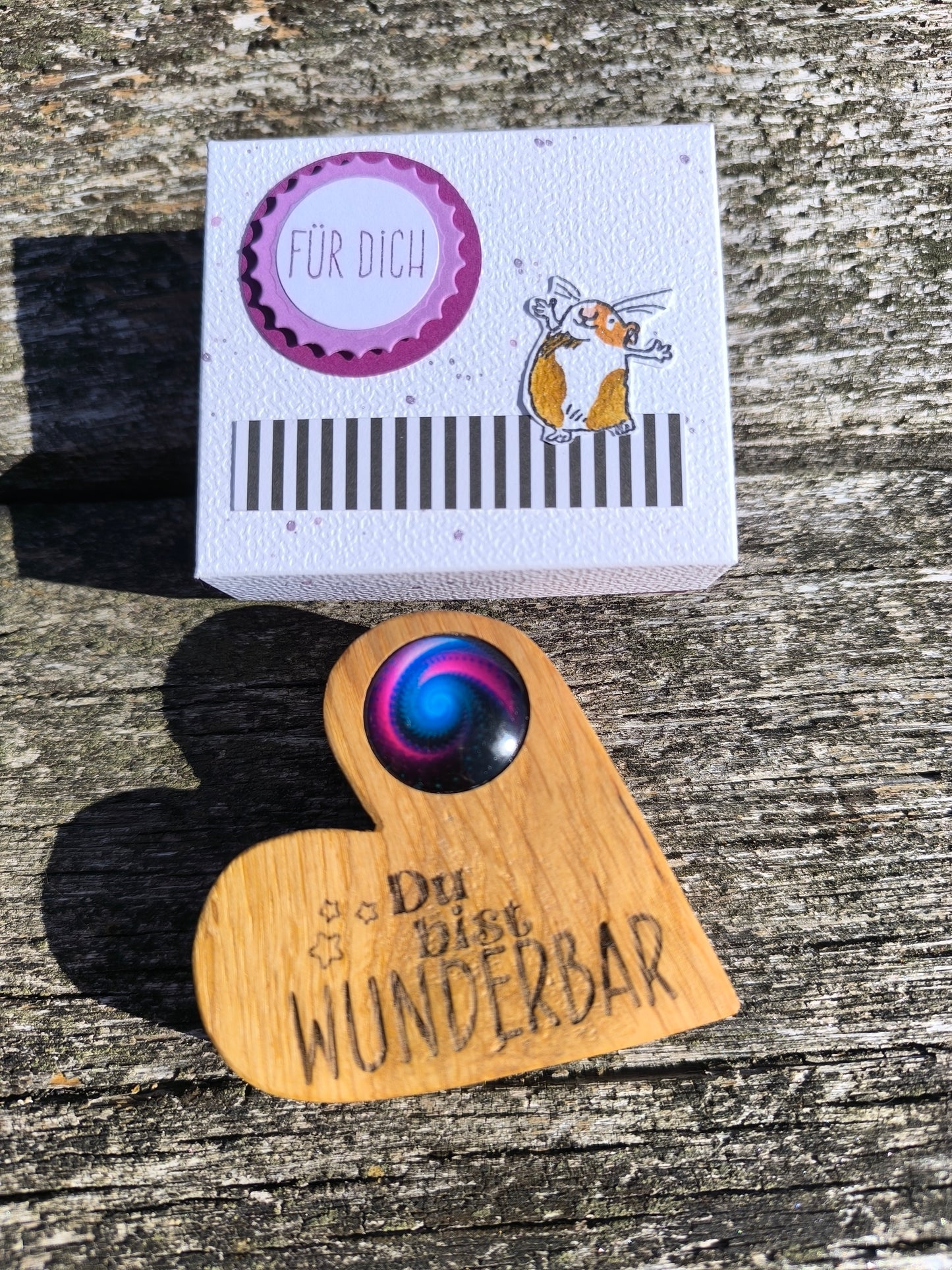 Eichenholz Herz mit Cabochon & Lasergravur – Handgefertigtes Geschenk in Schachtel