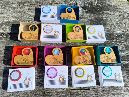 Eichenholz Herz mit Cabochon & Lasergravur – Handgefertigtes Geschenk in Schachtel