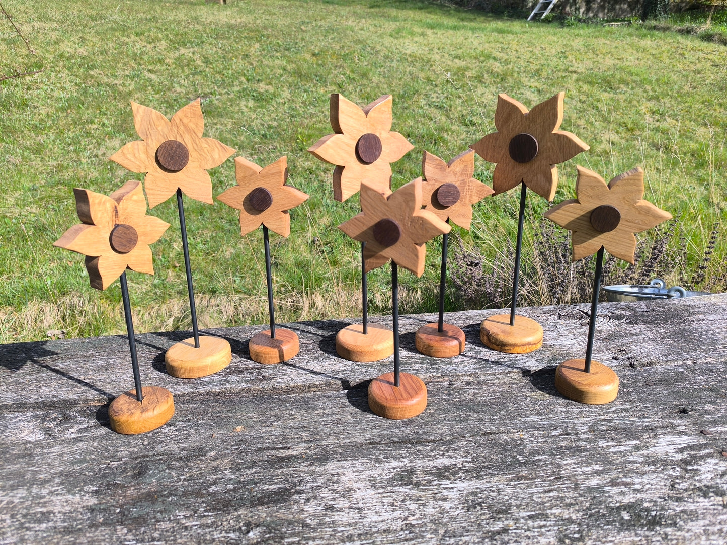 Holzblume aus Eichenholz – Handgefertigte Blume mit Stahlständer, Tischdeko Unikat