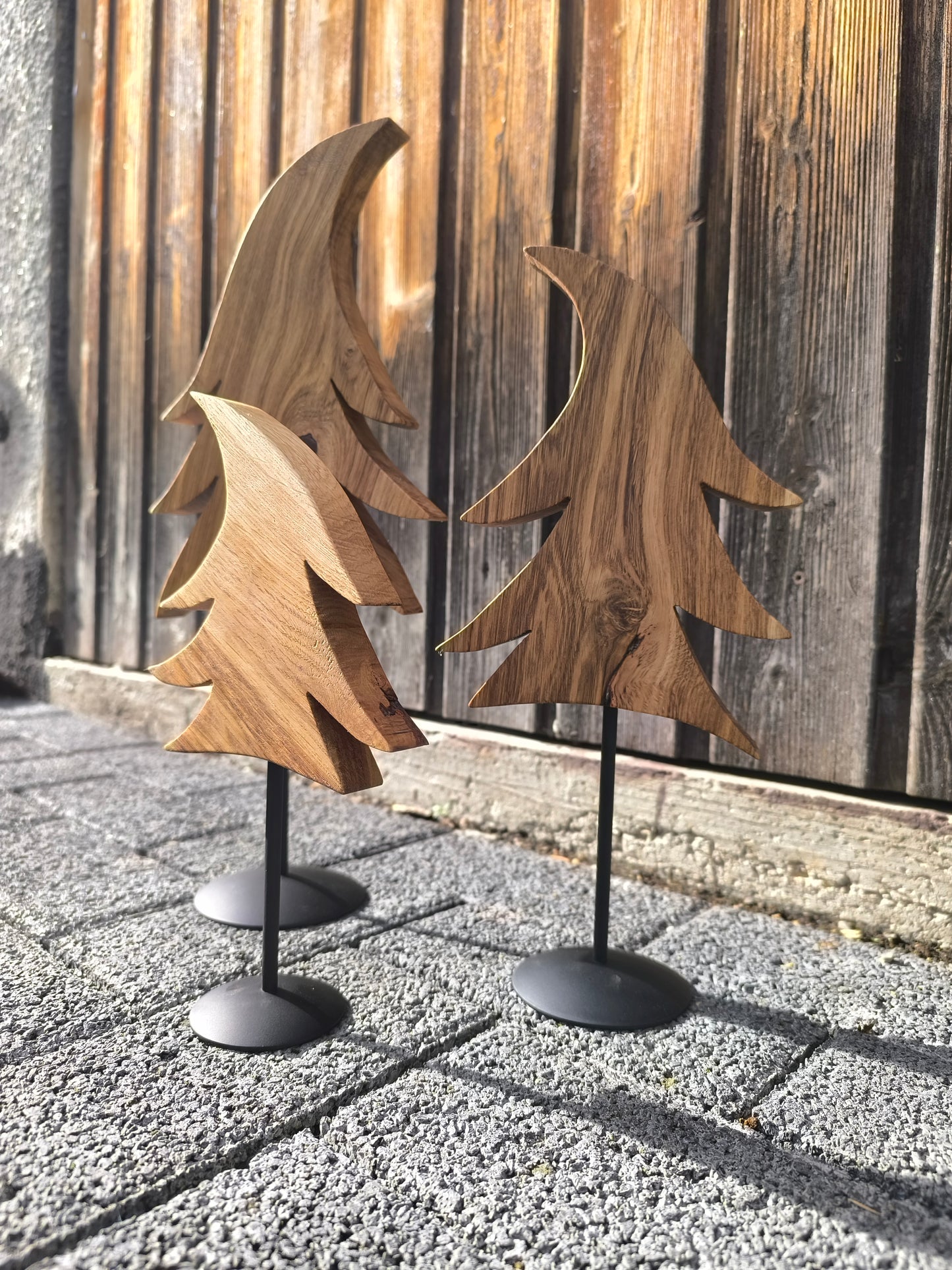 Tannenbaum aus Eichenholz mit Stahlfuß – Handgefertigte Holztanne als Winterdeko