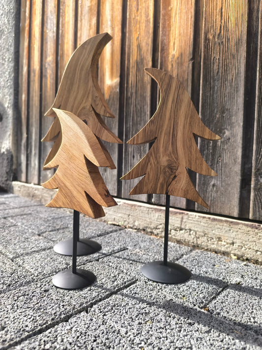Tannenbaum aus Eichenholz mit Stahlfuß – Handgefertigte Holztanne als Winterdeko