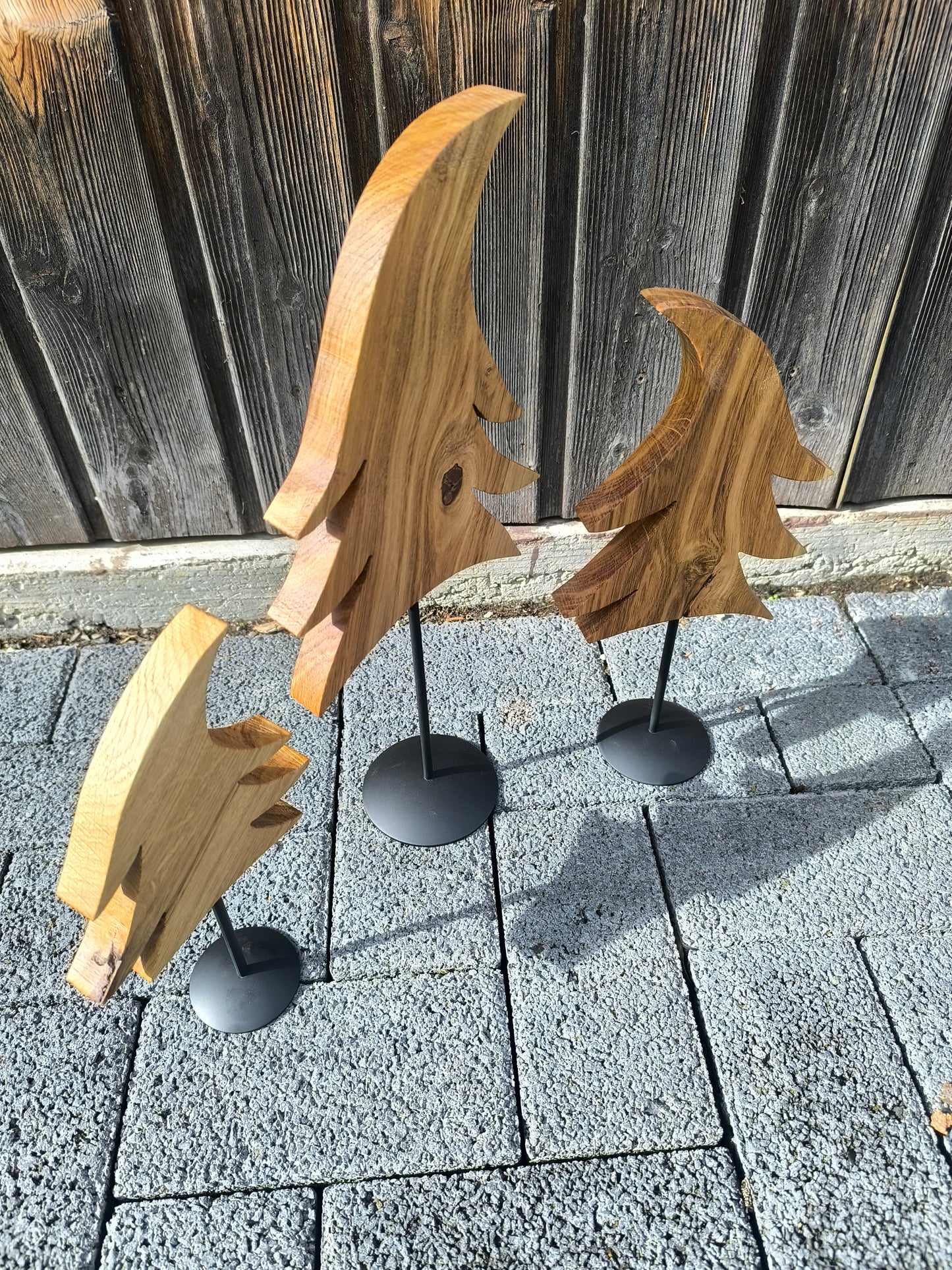 Tannenbaum aus Eichenholz mit Stahlfuß – Handgefertigte Holztanne als Winterdeko