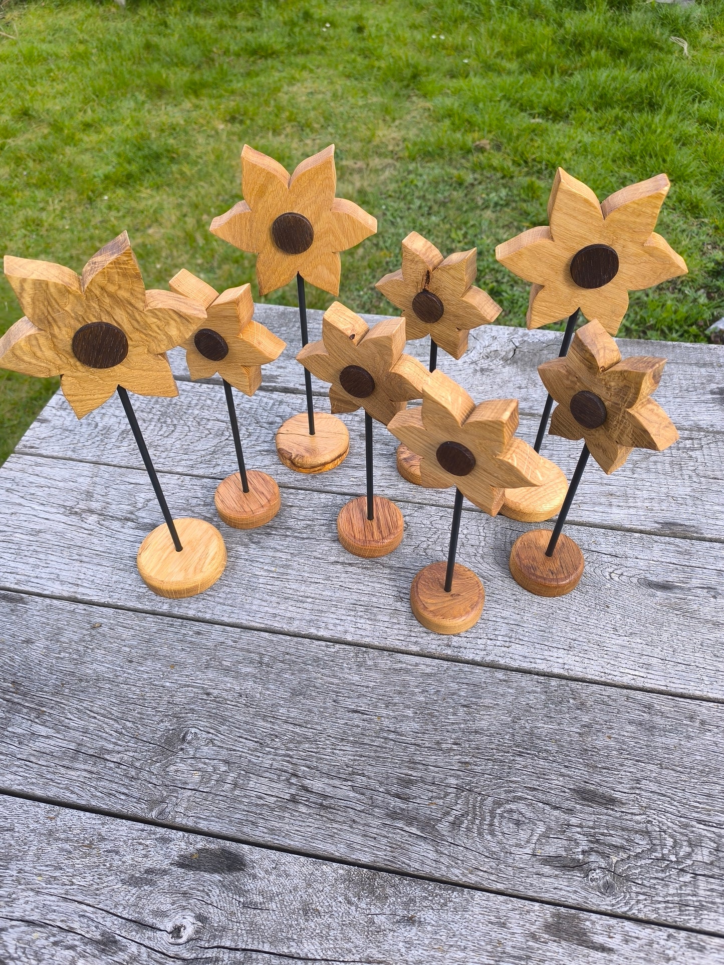 Holzblume aus Eichenholz – Handgefertigte Blume mit Stahlständer, Tischdeko Unikat